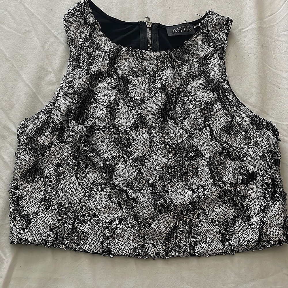 Black and sliver crop top. Material is soft in the inside.